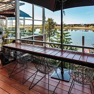 https://best-western-plus-lake-kawana-hotel.queenslandhotels.net